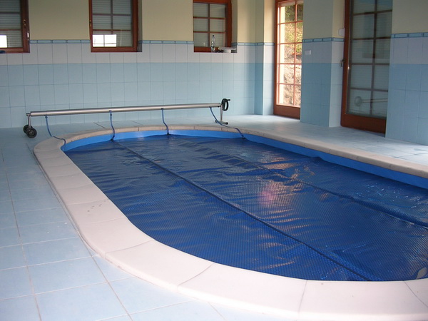 Vnitřní bazén s roletou